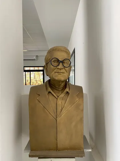 A bust of the great Indian architect Charles Correa on a university campus. His work and his writings on Indian urbanism have been a significant influence on my own thinking.