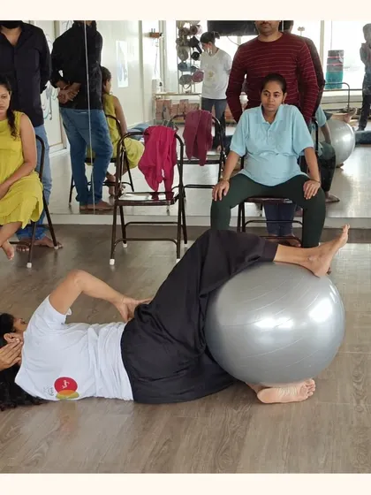 In our prenatal labor management sessions, partners learn to be an active source of support. Here, couples practice techniques together, strengthening their bond as they prepare for the arrival of their little one.