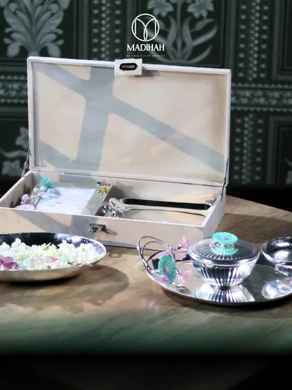 A full view of the Daisy Collection hamper contents. I ensure that every item, from the serveware to the personalized card, is perfectly curated to create a cohesive and luxurious gift.