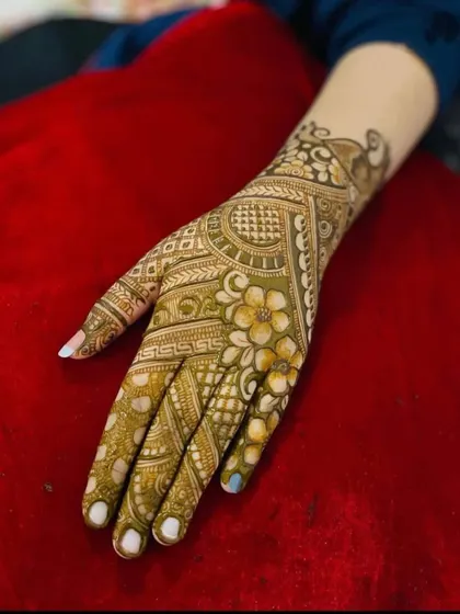 A lovely floral design on the palm with a fresh henna paste. The shading on the petals gives the flowers a three-dimensional look.