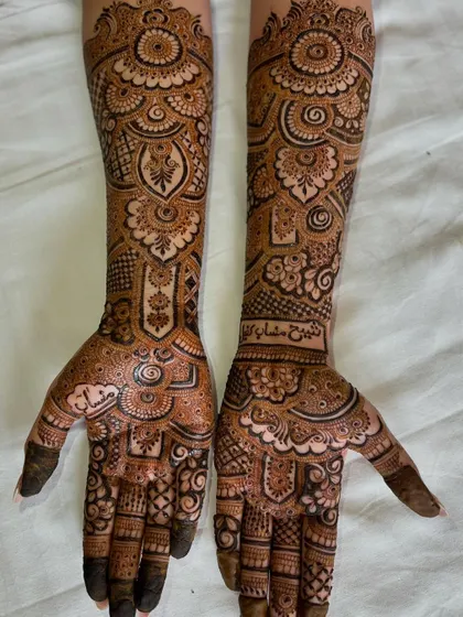 Another shot of this stunning engagement design, showing the full arms.