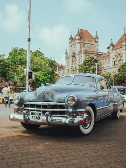 A stunning vintage Cadillac from 1949, perfectly preserved and parked on a cobblestone street. It’s a rare and beautiful sight that I was lucky to capture.
