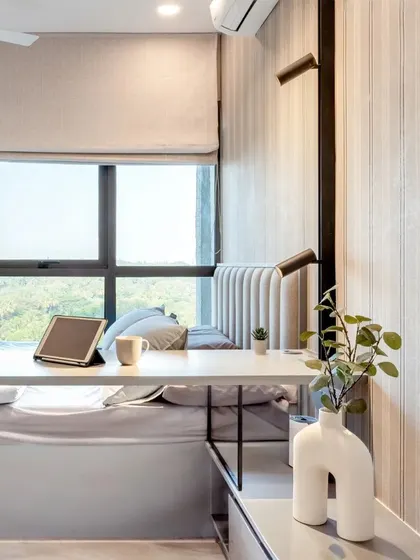 A detail of the integrated study table that extends over the platform bed, a smart solution for compact rooms.