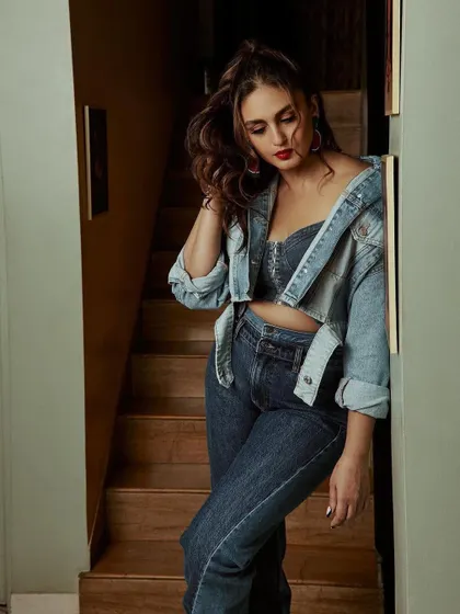 Tarla ji looking like a snack! A fun, casual denim-on-denim look for Huma Qureshi. The corset top paired with a cropped jacket and jeans is a cool, modern take on a classic.