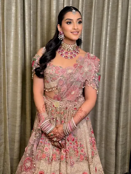 Mehak radiating pure joy on her reception day. The sparkly eyes and glowing skin were the perfect finishing touches to her beautiful bridal look.