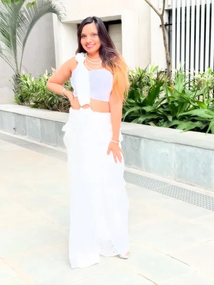 This modern take on a traditional drape is perfect for a daytime event or a brunch.