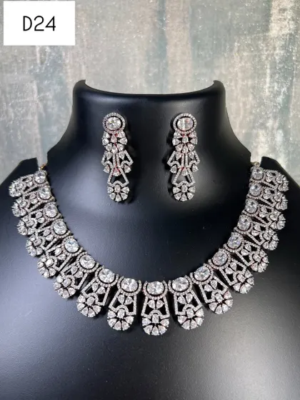 A classic choker design with an art-deco feel, finished in trendy rose gold. This is a versatile American diamond set to rent for any party or special occasion.