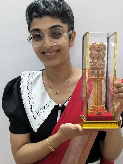 Holding the memento from IIM Bangalore. These moments are a wonderful recognition of the work I do in bringing conversations about relationships and social wellness into academic spaces.