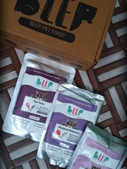 A fresh delivery of our cat food, featuring Tun-Tuna and Mackerel Makarena. Real, human-grade fish for your feline friend.