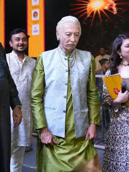Interacting with Anang Desai, who plays Babuji in Khichdi, on the Raas Rang Thane stage.