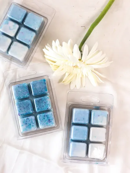 The perfect combination: our blue-toned wax tablets and a clean, white flower.
