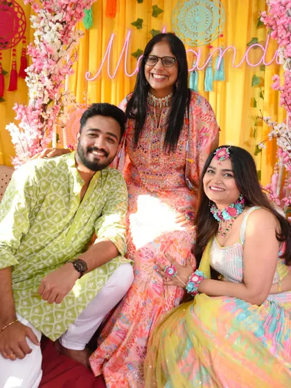 A fun and happy group photo with family at the Mehendi party.