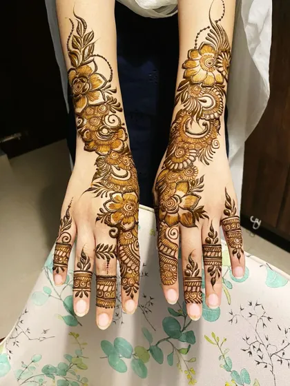 A delicate and graceful Arabic floral design. The pattern flows beautifully from the wrist to the fingertips, elongating the hands.