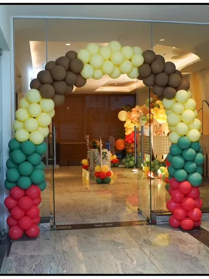 A similar view of the entrance balloon arch for Aaryan's jungle party, showing the consistency and quality of my balloon work.