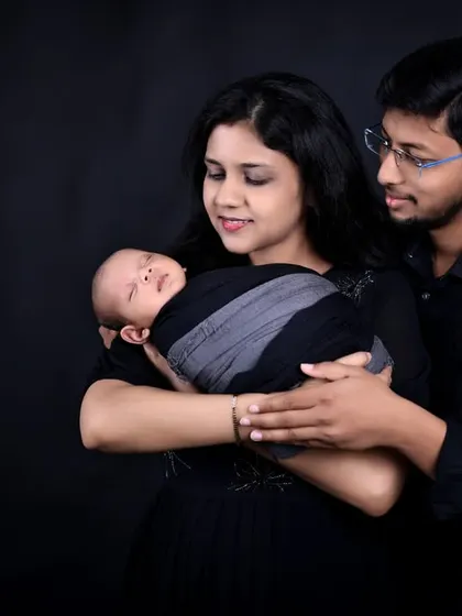 A portrait capturing the protective and loving embrace of new parents. These are the moments that truly define the beginning of a new family story.