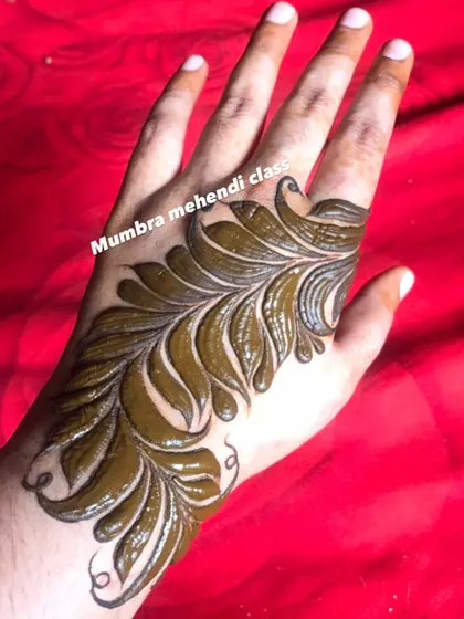 A single, bold leaf motif on the back of the hand. Simple, but so beautiful.