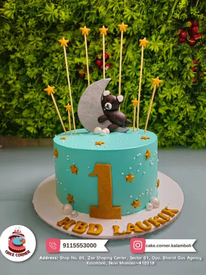 A sweet "Twinkle Twinkle Little Star" themed cake for Laukik's first birthday. The bear on the moon under a sky of stars is perfect for a dreamy celebration.