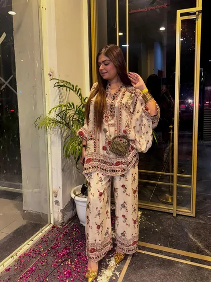 The beautiful details of this printed kaftan set make it a standout piece for any festive wardrobe.