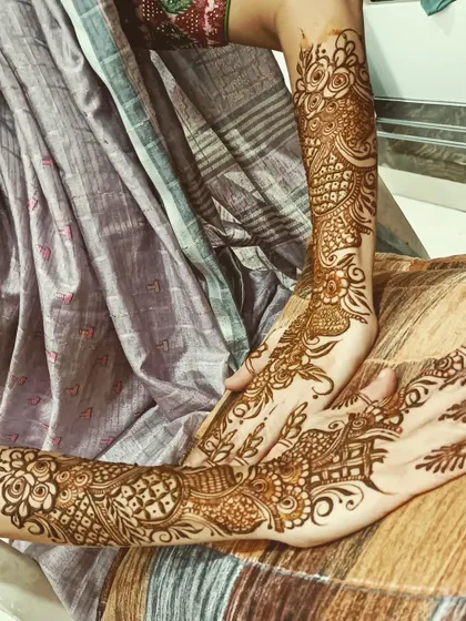 A full-hand Indo-Arabic design, which combines the boldness of Arabic vines with the detailed fillers of Indian mehendi.