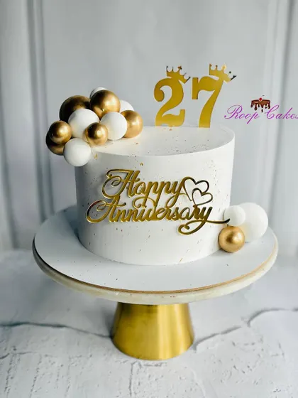 Celebrating 27 years of love and togetherness with this chic and elegant anniversary cake in white and gold.