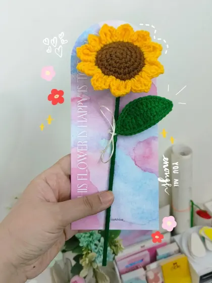 Our perfect single flower gift bouquet, featuring a crochet sunflower on a beautiful backing card. Also available in lavender, tulip, and rose.