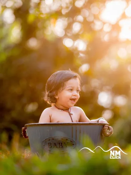 Pure happiness in a tub. The beautiful bokeh and warm sunlight in this outdoor bath session create a dreamy and heartwarming image.