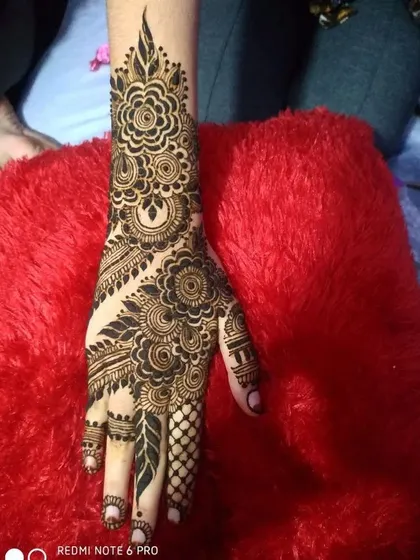A classic and elegant full-hand design, perfect for any festival or party. The details are sharp and clean.