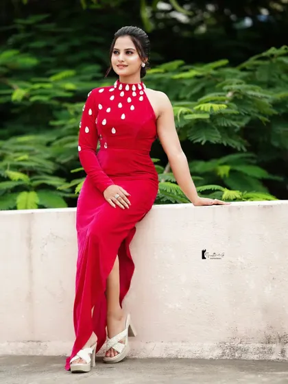 Another powerful pose from Thanvi's photoshoot. The makeup is designed to look flawless and impactful in professional photography.