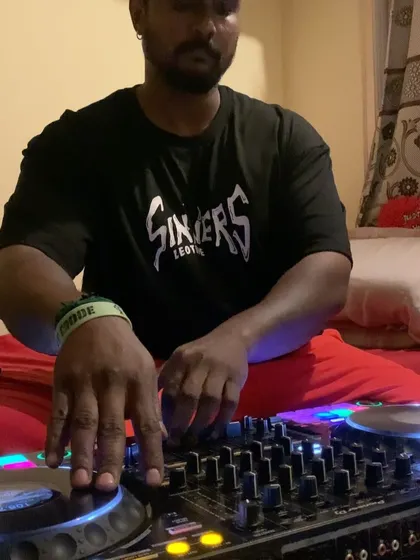 A practice session working on my scratching. You can see the focus.