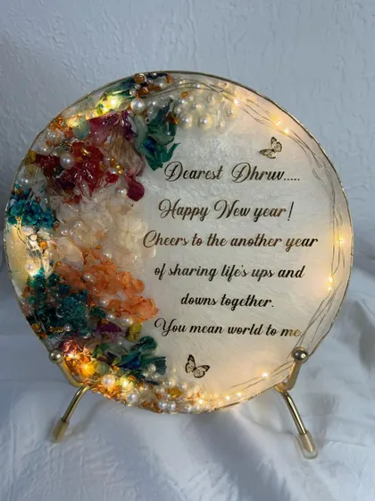 The personalized New Year's frame with LED lights. The warm glow adds a festive touch and highlights the beautiful details of the piece.