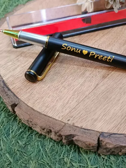 Another view of the personalized 'Sonu ♥ Preeti' pen, showing the cap off. The gold accents complement the black body, giving it a premium look.