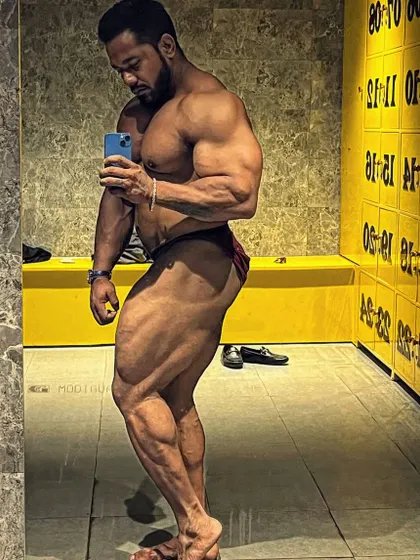 A leg pose in the mirror, 24 days out from a competition.