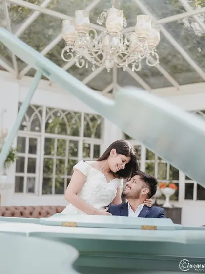 A creative angle using a piano to frame the couple in a romantic gaze. This indoor shoot shows how we can use props and interesting perspectives to create elegant and artistic portraits.