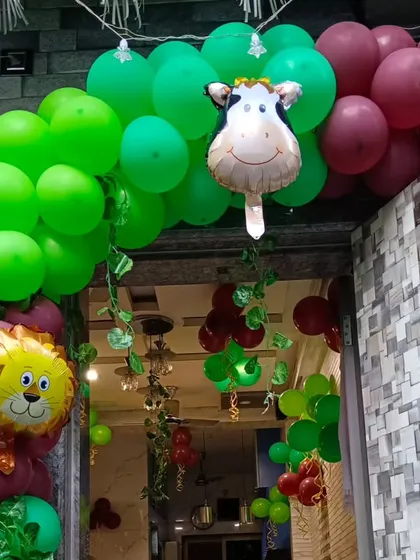 A jungle-themed balloon arch at the entrance to welcome guests to the party.