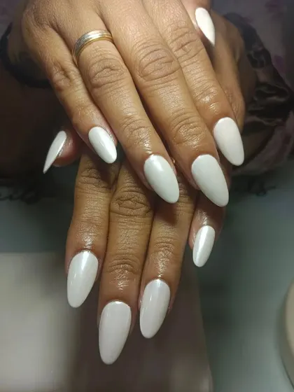 These long, almond-shaped nails feature a beautiful glazed finish. It's a subtle yet stunning look that elongates the fingers and is perfect for any occasion.