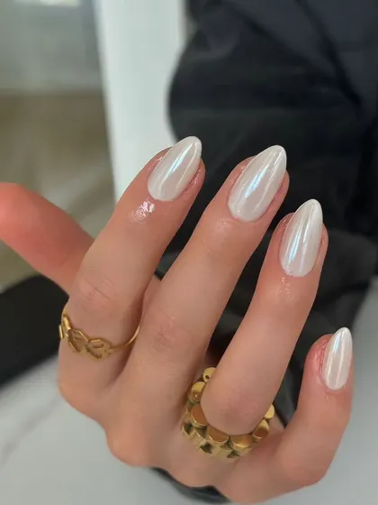 A classic pearly white chrome. It's the perfect choice when you want a look that is both simple and incredibly chic.