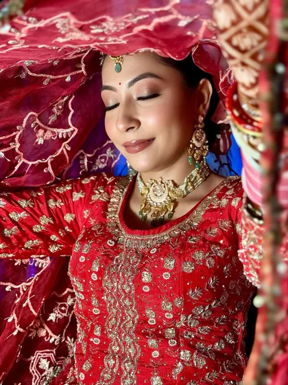 Dripping in glam, shining from within. This look is all about a bold, confident style with dramatic eyes and glowing skin.