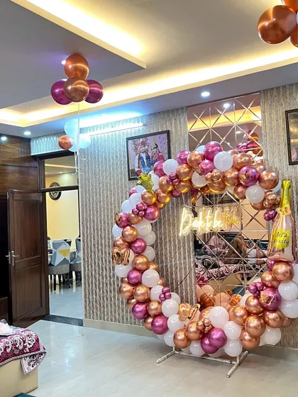 A wider view of the 'Bride to be' circular balloon setup in a living room, showing how it transforms the space for a party.