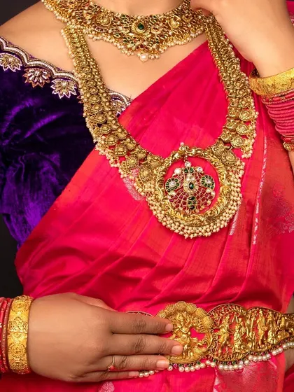 A close-up of the large pendant on the temple haram, a statement piece for any bride.