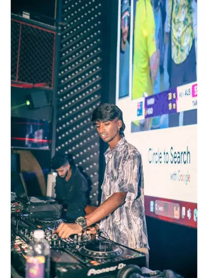 Focused on the mix, with the "Circle to Search" VJ screen visible. My sets often incorporate modern, tech-forward visuals.