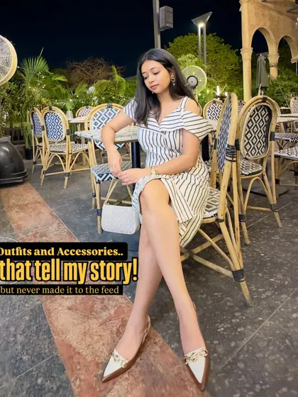 This striped off-shoulder dress tells a story of a lovely evening out. Paired with elegant pointed-toe flats and a simple white bag, it's a perfect outfit for a dinner date.