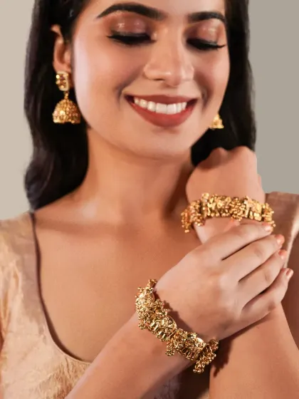 Even when the focus shifts to bracelets, the facial makeup remains important for the overall mood. The warm, glowing skin and subtle smile contribute to the luxurious feel of this jewellery campaign shot.