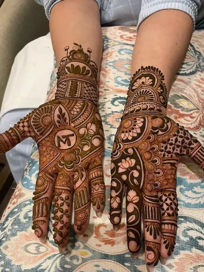 Another example of a personalized bridal design, with the initial 'M' placed prominently on the palm.