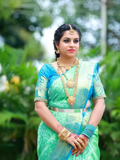 A full portrait of Kavya's wedding guest look. The makeup, jewellery, and saree all come together for a perfectly coordinated style.