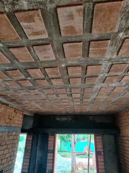 A view of a filler slab ceiling made with hollow terracotta blocks, an alternative construction technique that also provides excellent thermal insulation.