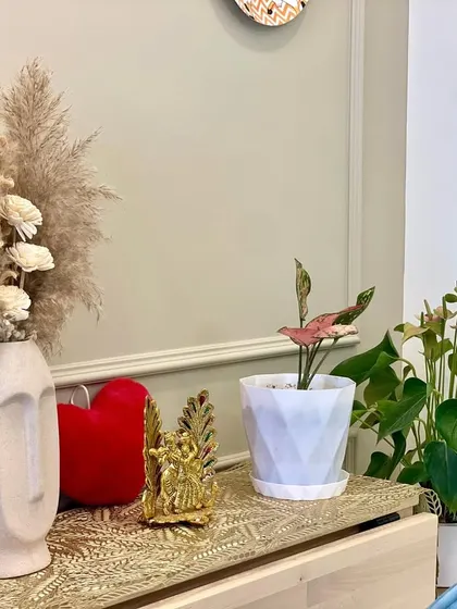 I love using natural elements in my designs. The pampas grass and fresh flowers in this unique face-shaped vase add texture and a touch of softness to the dining area.