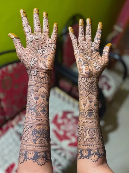 This design combines couple portraits with other personal elements, including the Indian emblem and symbols of love, creating a truly unique story on the hands.
