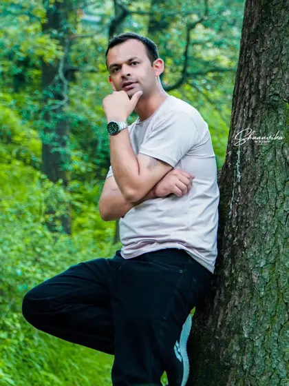 A casual and cool portrait of the groom-to-be leaning against a tree. This relaxed style is great for showing personality during a pre-wedding shoot.