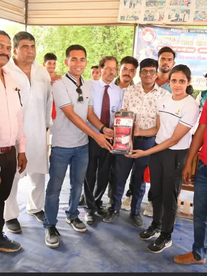 Saniya receiving her award for best boxer at the Prayagraj district boxing championship. A well-deserved honor for a talented fighter.