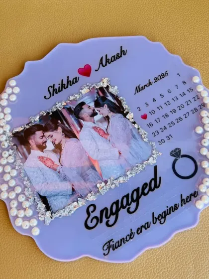 This engagement-themed resin plaque features a photo, a calendar marking the special date, and the couple's names. A perfect way to celebrate a new beginning.